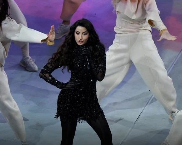 Bawakan lagu Light The Sky, intip penampilan dan gaya fashion musisi perempuan Nora Fatehi di penutupan Piala Dunia 2022. 