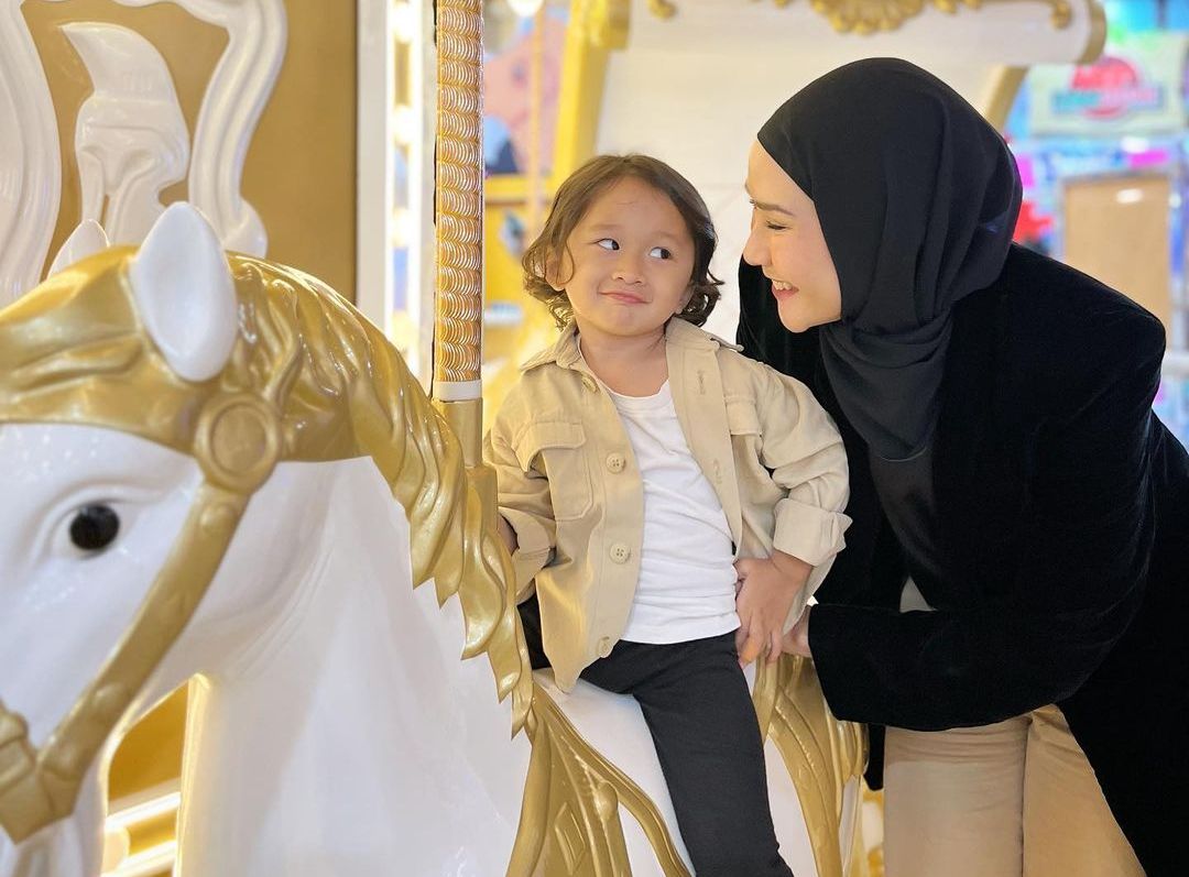 Anak bungsu Zaskia Adya Mecca dan Hanung Bramantyo mengalami masalah pernapasan akibat efek polusi udara.