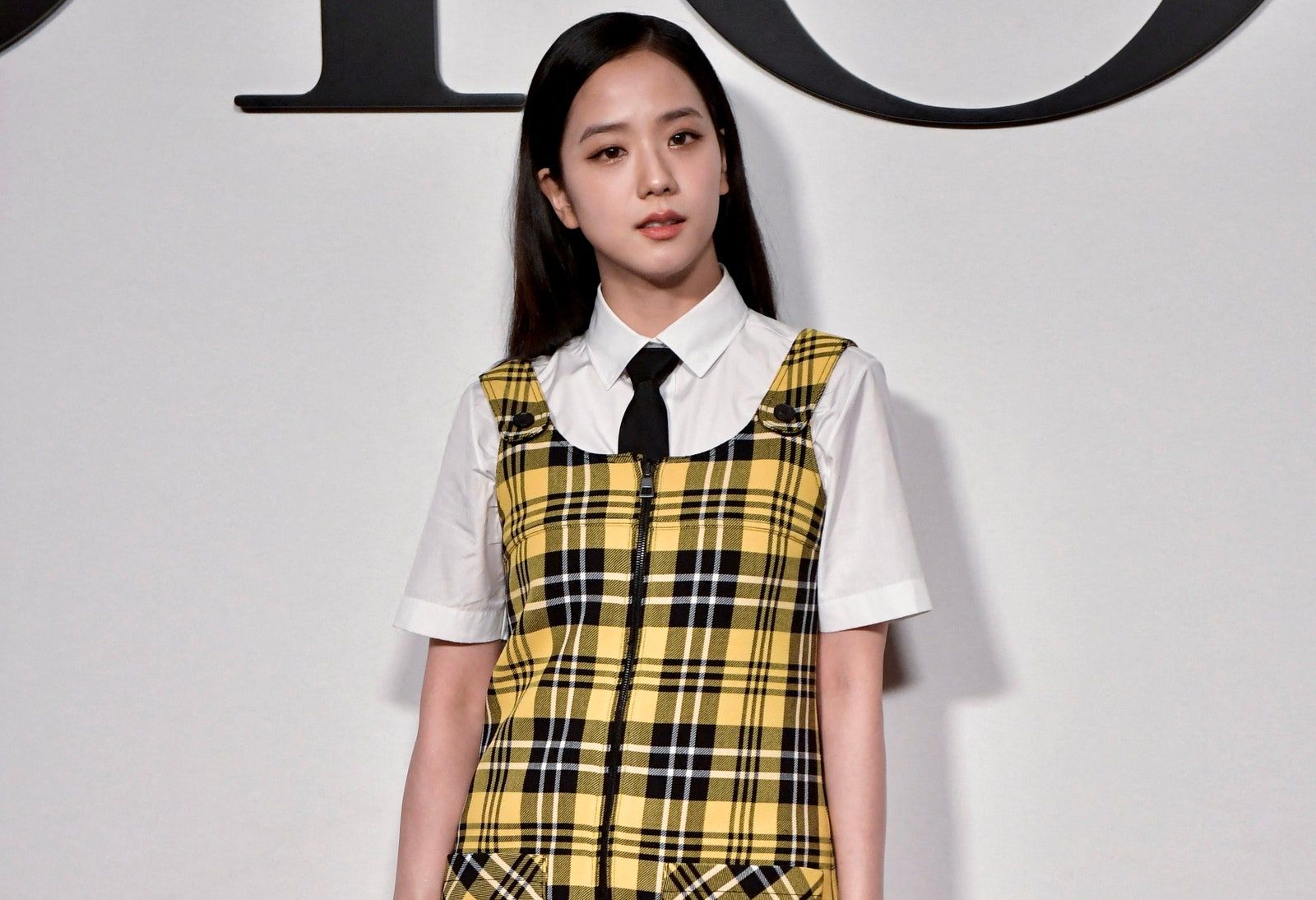 Intip penampilan manis Jisoo BLACKPINK dengan gaya preppy saat menghadiri Paris Fashion Week 2022 kemarin.