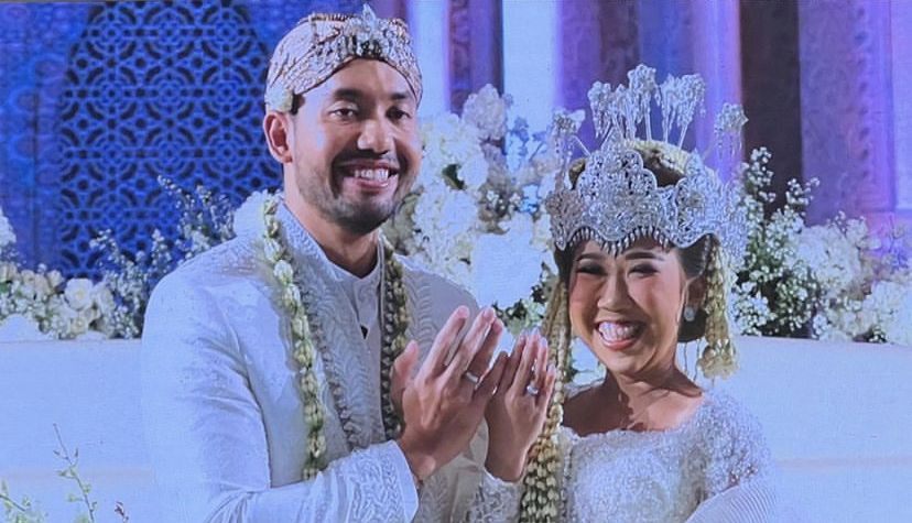 Sah, Kiky Saputri resmi menikah dengan Muhammad Khairi pada Sabtu (28/1/2023). Menteri BUMN Erick Thohir jadi saksinya.