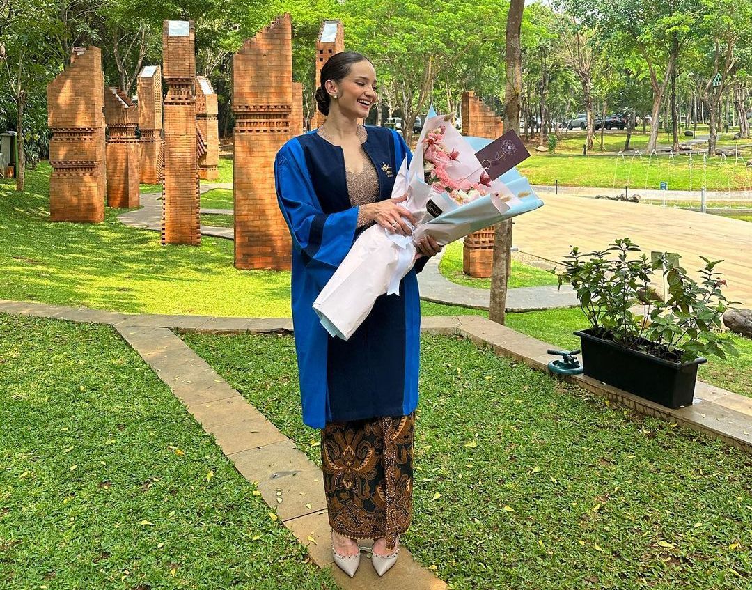 Berikut ini bedah gaya Enzy Storia saat wisuda S1, yang lulus dari Universitas Bina Nusantara, pakai kebaya cantik.
