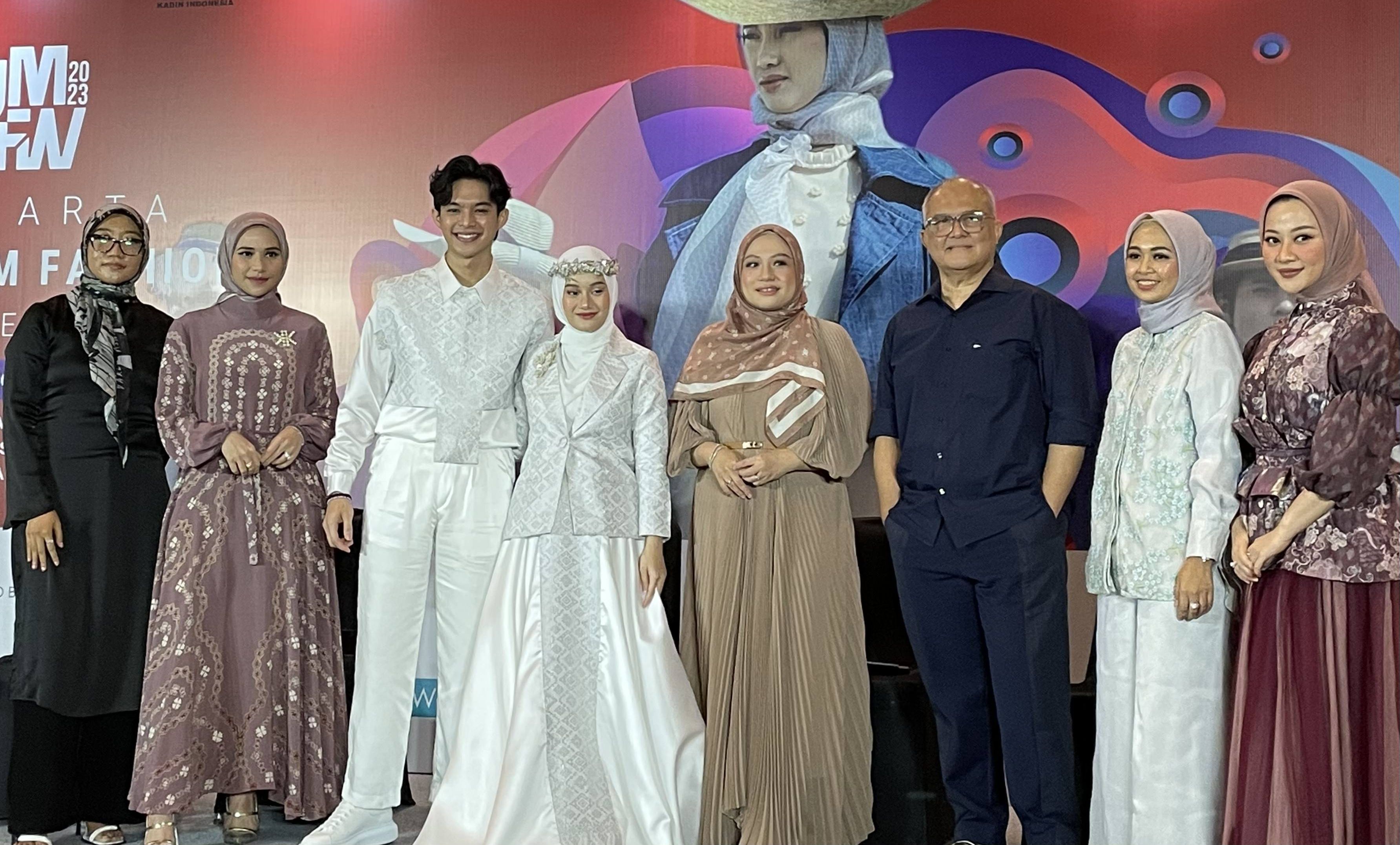 Brand kecantikan lokal Wardah ikut serta dalam gelaran Jakarta Muslim Fashion Week (JMFW) 2023 lewat kolaborasi bareng enam desainer.