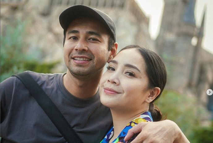 Viral di Medsos, Nagita Slavina bagi-bagi iPhone untuk karyawan RANS. Tuai banyak pujian dari warganet.