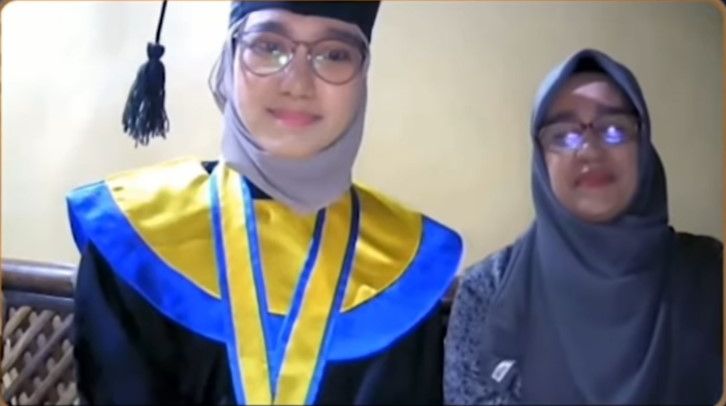 Di Hari Sumpah Pemuda ini, Menteri Keuangan Sri Mulyani memberi selamat kepada Luthfiana, mahasiswi lulusan terbaik PKN STAN tahun ini.