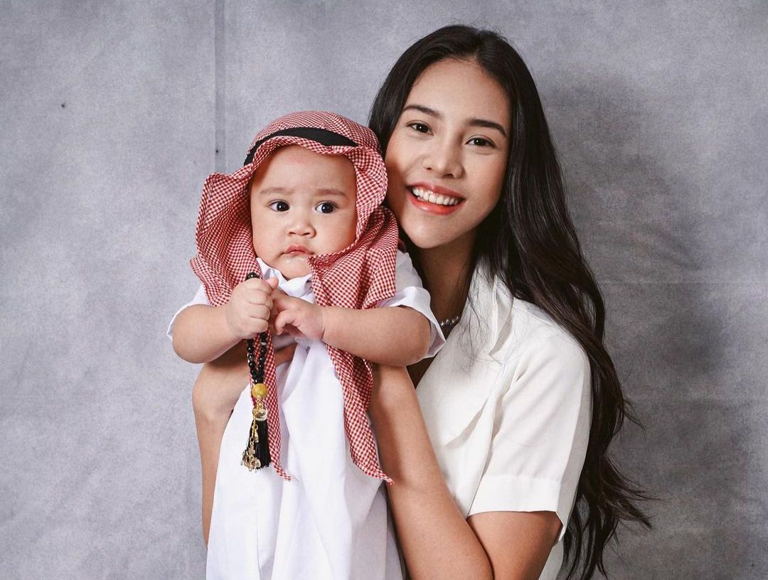 Anya Geraldine girang bisa foto bareng Rayyanza Malik Ahmad, ungkap ingin punya anak seperti anak kedua Raffi Ahmad ini.