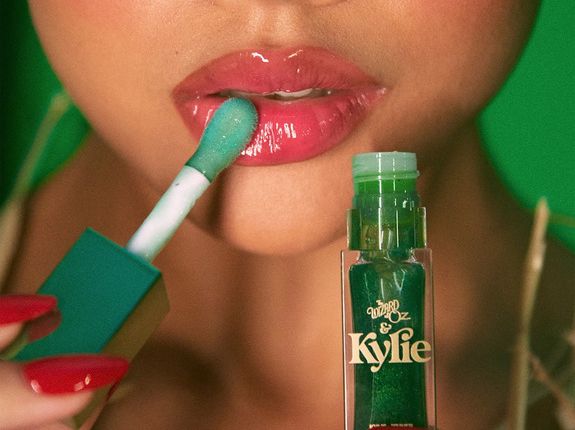 Disebut mirip lipstik Arab, Kylie Jenner merilis lip tint hijau edisi terbatas dengan harga Rp450 ribu. Simak ulasan selengkapnya!