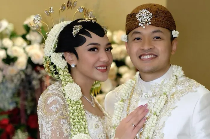 Putri Tanjung menikah dengan Guinandra Jatikusumo.