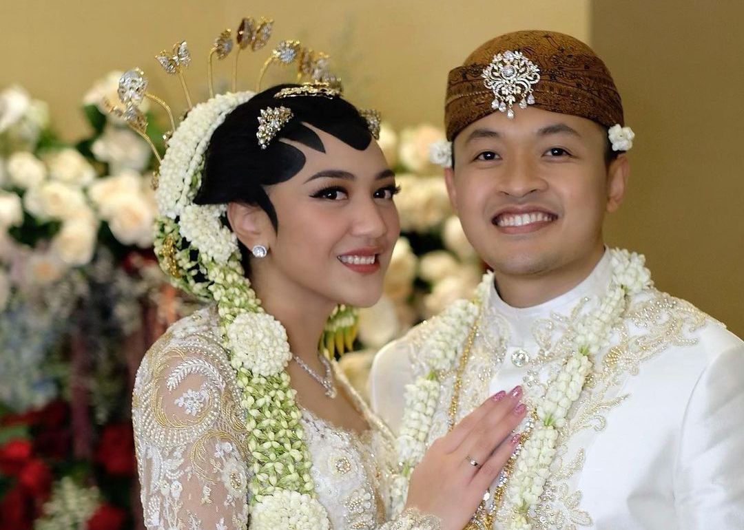 Putri Tanjung menikah dengan Guinandra Jatikusumo, pada Minggu (20/3/2022). Intip makeup natural dan kebaya putih yang mencuri perhatian berikut!
