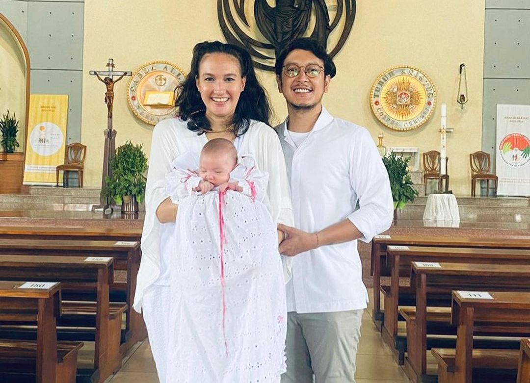 Intip momen pembaptisan putri Nadine Chandrawinata dan Dimas Anggara, sang putri pakai baju Nadine saat masih bayi.
