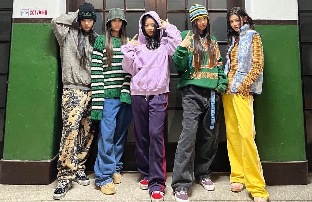 5 rekomendasi baggy jeans mulai harga Rp300 ribuan seperti yang dipakai oleh NewJeans, girl group Korea Selatan yang populer dengan lagu Ditto.
