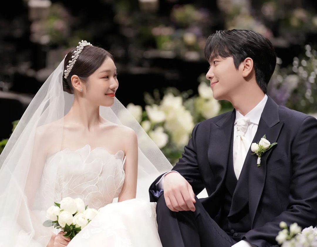 Pernikahan Kim Yuna dan Ko Woo Rim menjadi sorotan, mulai dari gaun mewah yang dikenakan Kim Yuna hingga souvenir Dior yang diberikan. 
