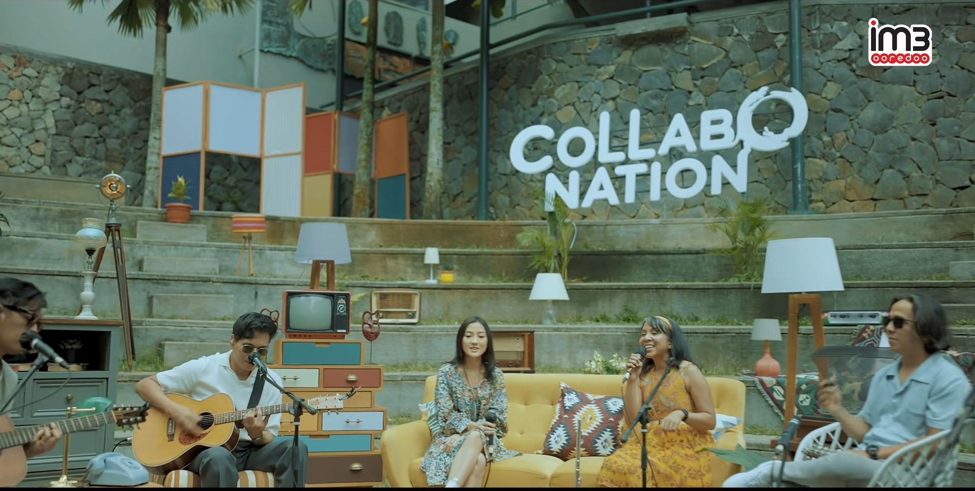 Musisi Asteriska dan Rendy Pandugo mengunjungi grup band asal Bandung, Mocca, dan berbagi cerita tentang bantu sesama saat pandemi. 
