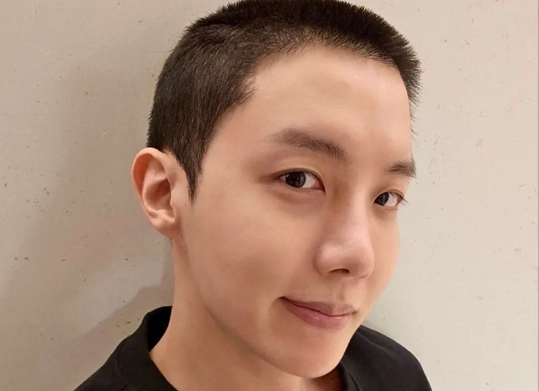 J-Hope BTS akahirnya menjalani tugas wajib militer (wamil). Jadi member BTS kedua yang jalanni wamil setelah Jin.
