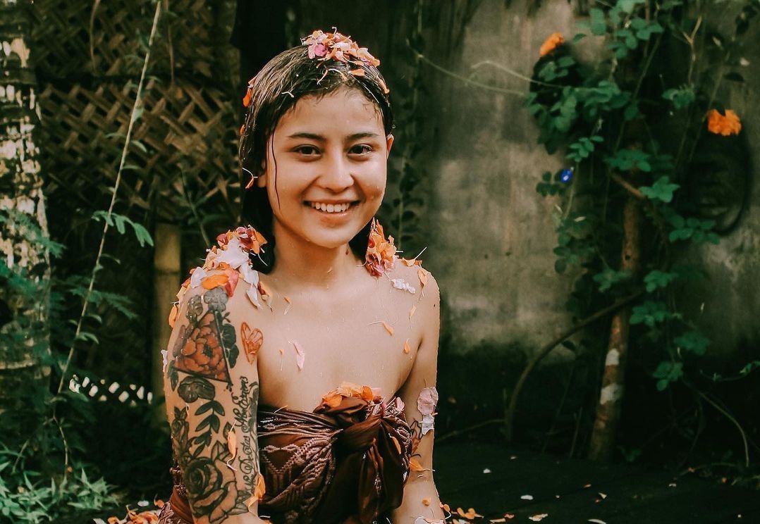 Kawan Puan, yuk ketahui berbagai fakta tentang melukat yang sudah pernah dijalani oleh Awkarin, simak selengkapnya