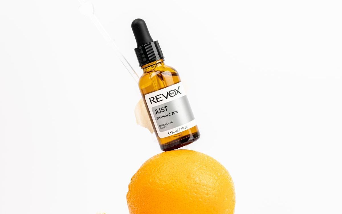 Penggunaan serum Vitamin C adalah salah satu cara terbaik untuk membantu mengatasi permasalahan kulit sekaligus memenuhi kebutuhan kulit.