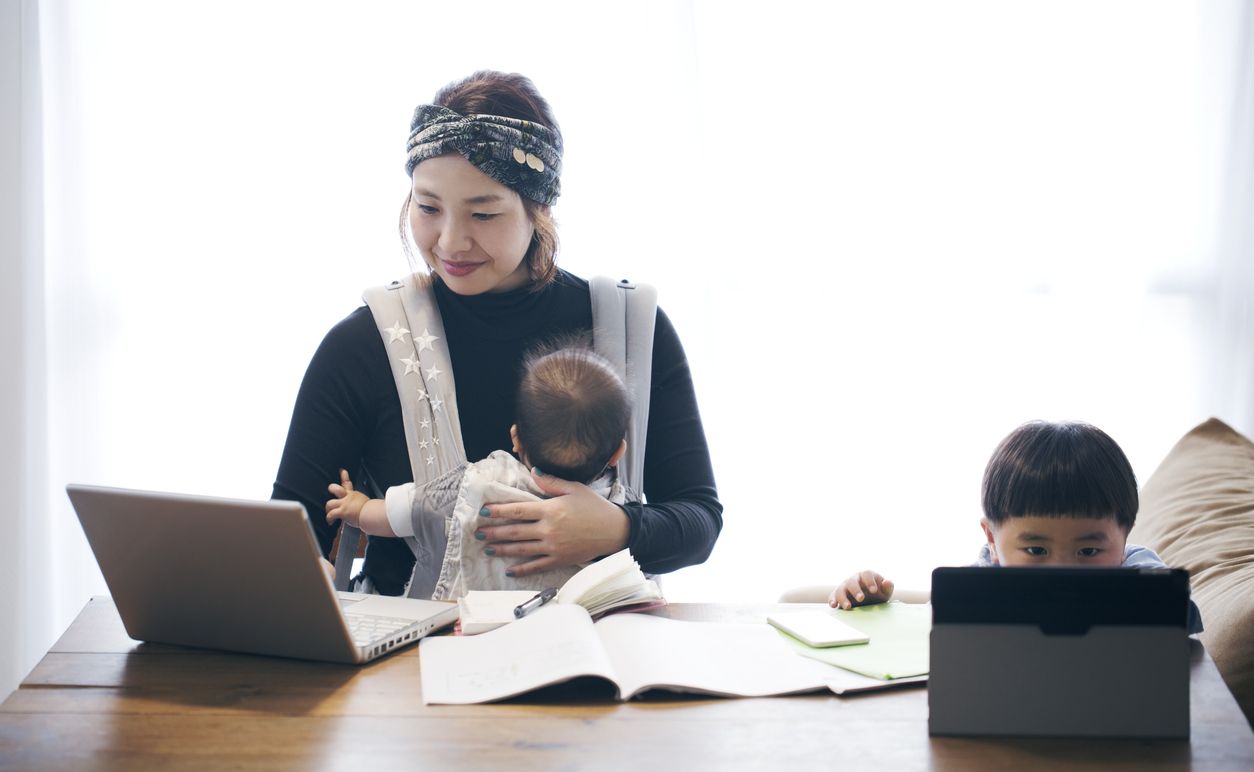 Ternyata, ibu bekerja juga memiliki kegelisahan terkait dengan WFH. Ada yang takut jika anak kecanduan gadget hingga takut tak bisa menemani anak.