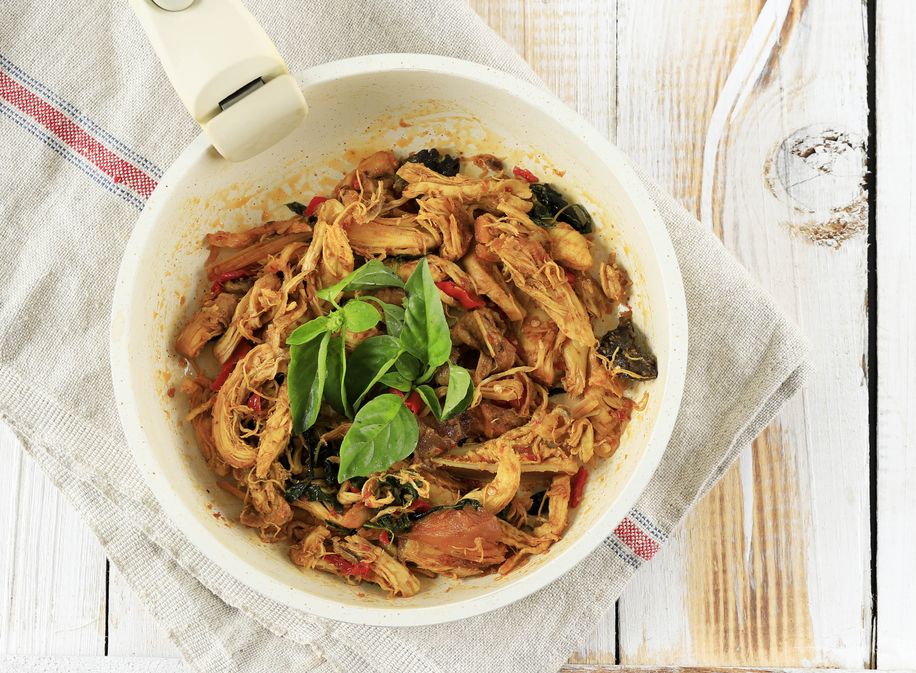 Berikut ini 5 tips membuat ayam suwir kemangi, menu viral di TikTok yang cocok untuk pencinta pedas.