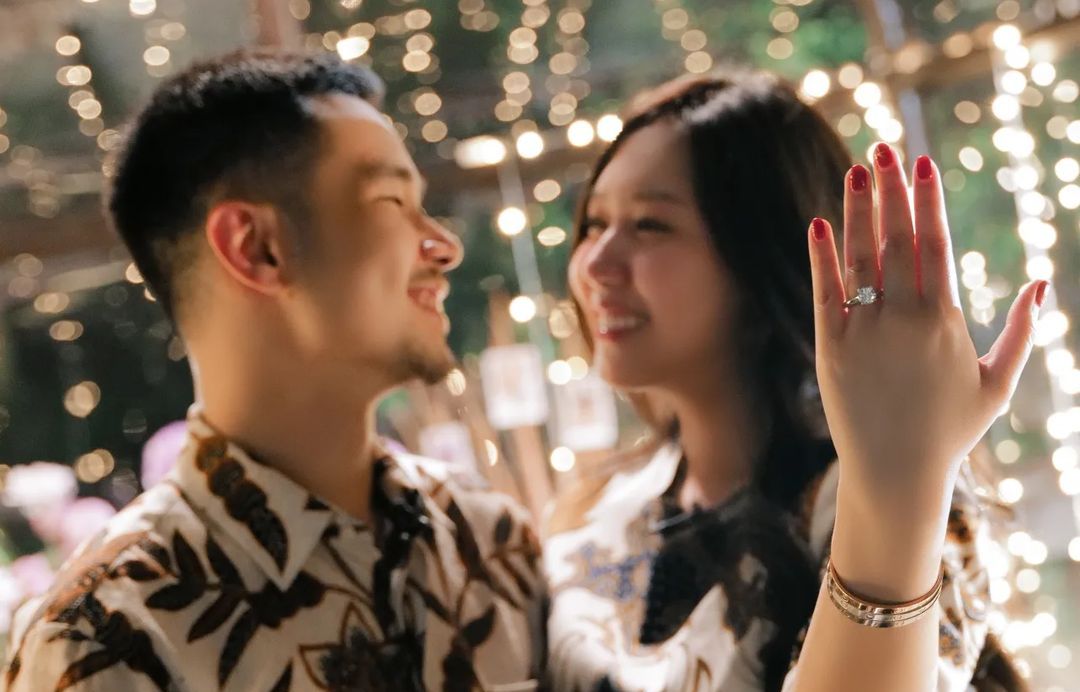 Sisca Kohl memamerkan foto jari manis tangannya yang kini tersemat cincin lamaran dari sang kekasih, Jess No Limit.