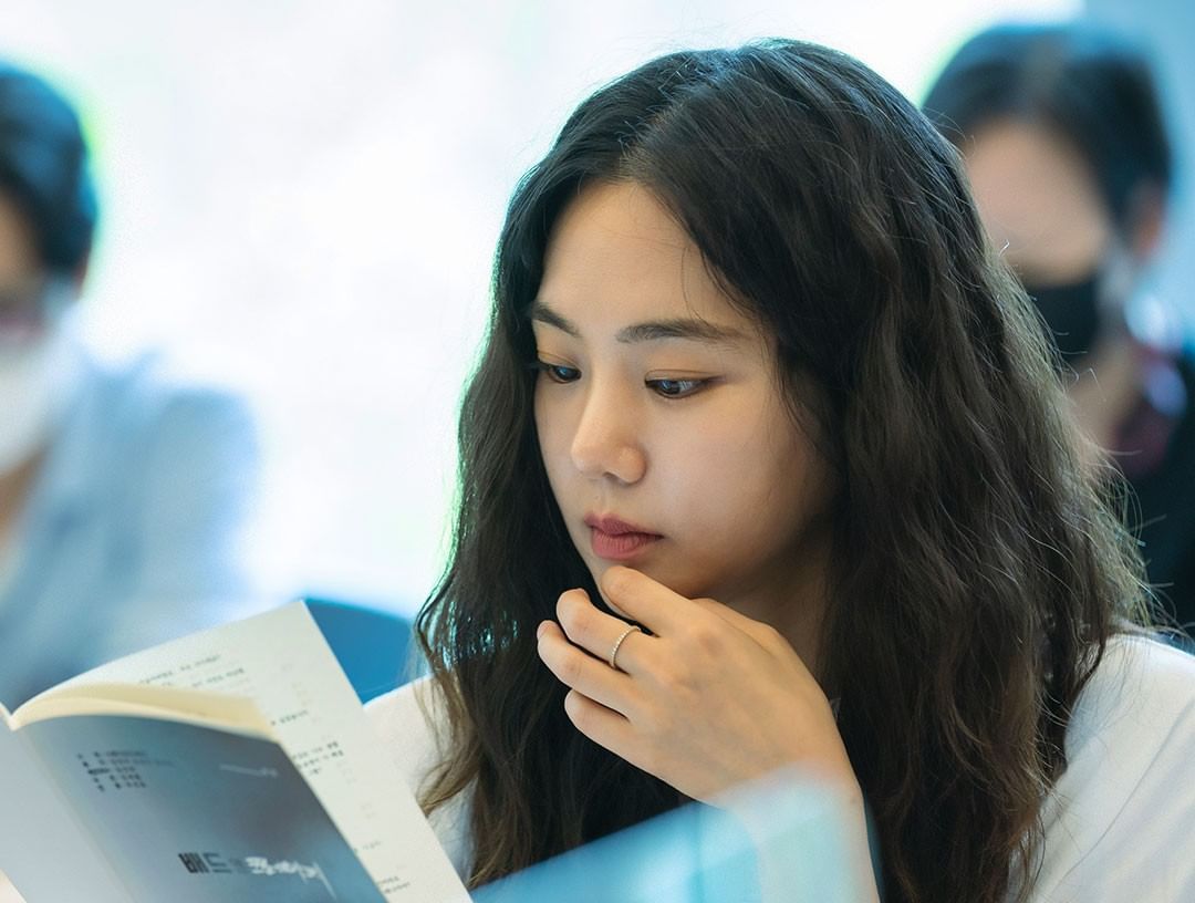 Aktris Han Ji Eun akan perankan karakter perempuan dalam drama Bad & Carzyyang akan tayang pada Desember mendatang. Simak faktanya mengenai dirinya!