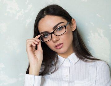 Kawan Puan pakai kacamata? Begini beberapa tips eye makeup yang akan menonjolkan ketegasan riasan mata kamu.