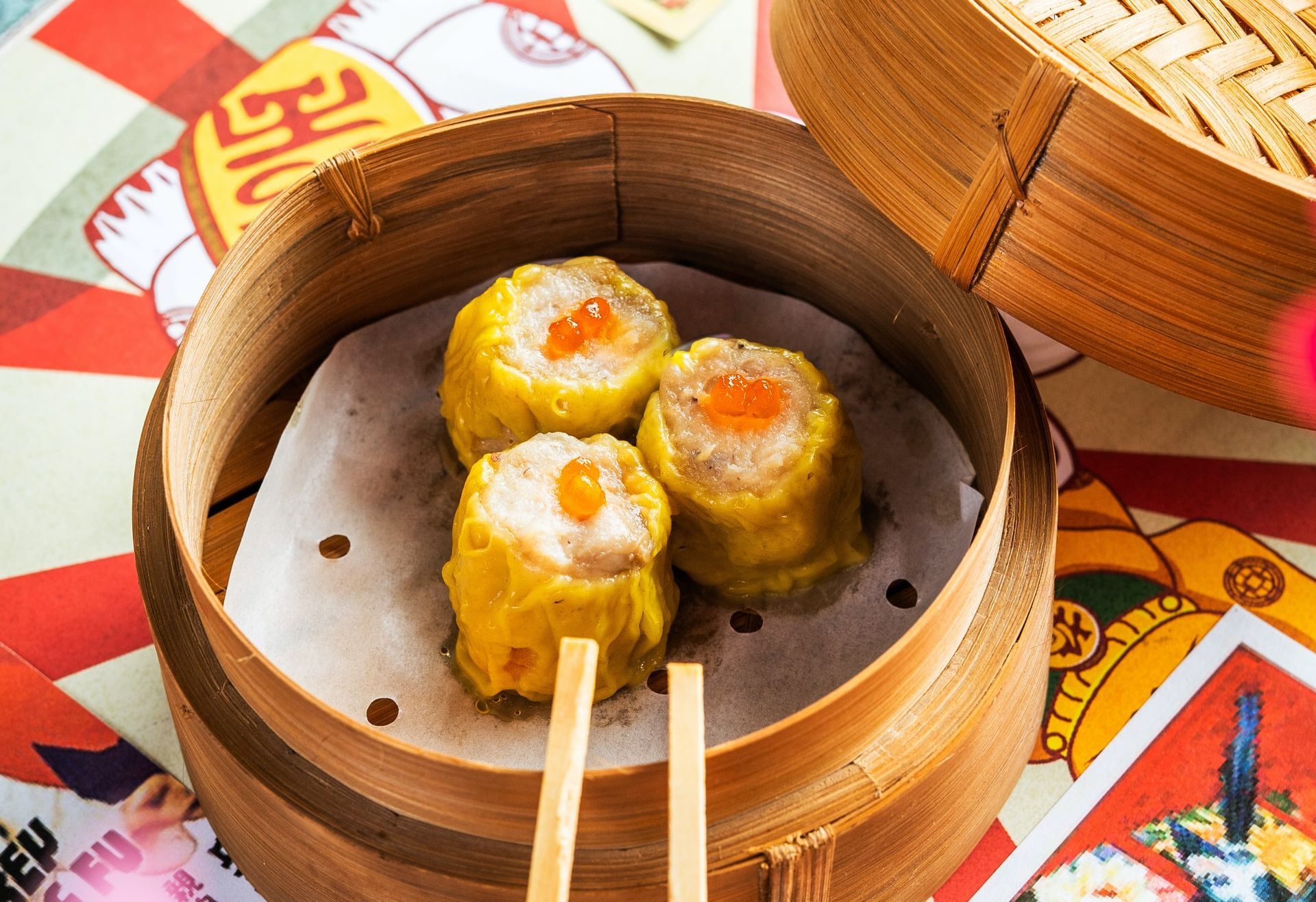 Dimsum dapat menjadi pilihan camilan yang tepat di rumah. Simak tips memasak cepat dimsum ayam udang ala restoran berikut!
