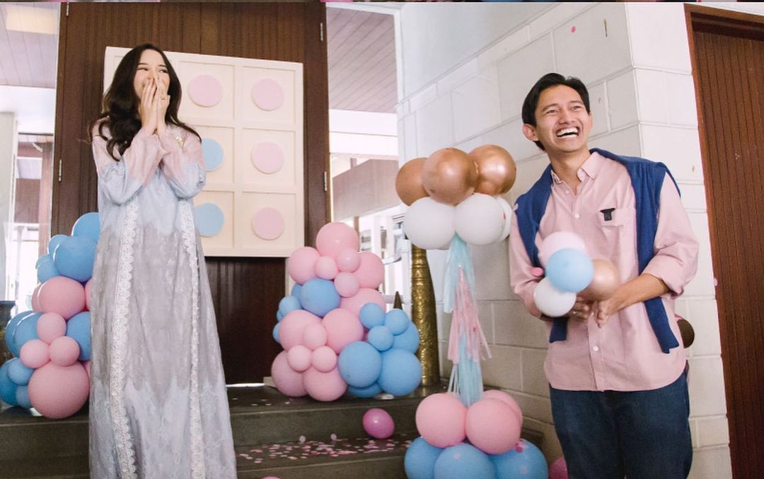 Intip momen seru acara gender reveal anak pertama Sabrina Anggraini dan Belva Devara. Dihadiri keluarga.