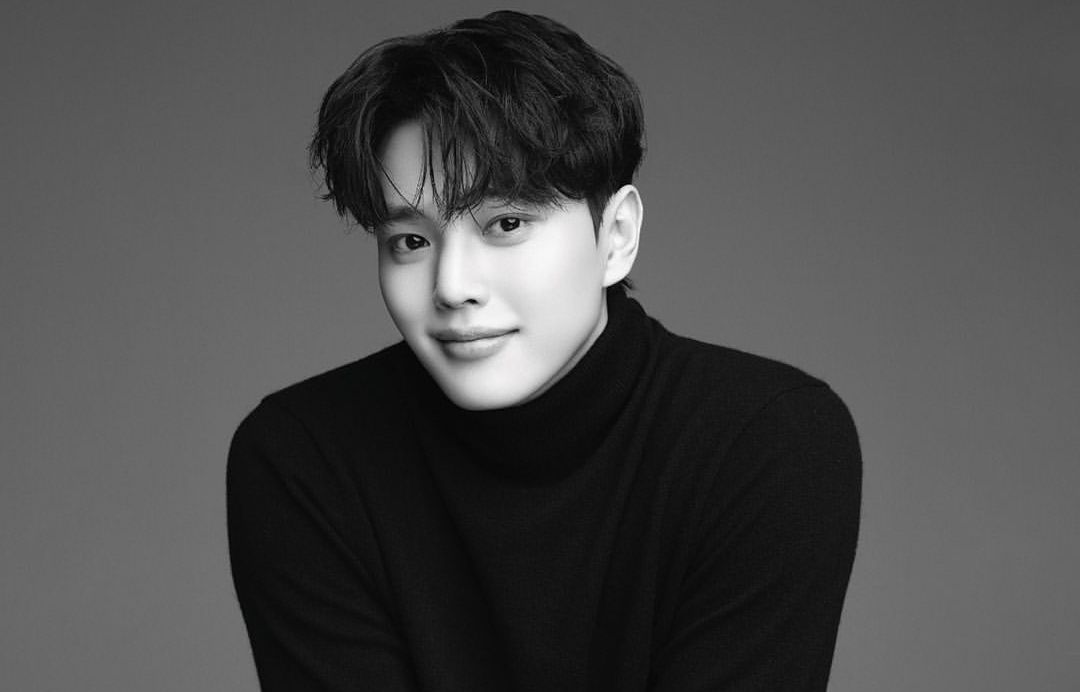 Cek cara beli tiket fan meeting Song Kang di Jakarta bertajuk Moment yang mulai dijual hari ini, Senin, (19/12/2022), via loket.com.