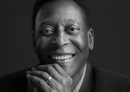 Kabar duka datanga dari dunia sepak pola. Legenda sepak bola Brasi, Pele meninggal dunia setelah berjuang dari kanker.