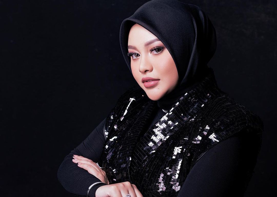 Ulang tahun ke-24 tahun, simak inspirasi gaya hijab Aurel Hermansyah yang selalu tampil modis dan stylish.