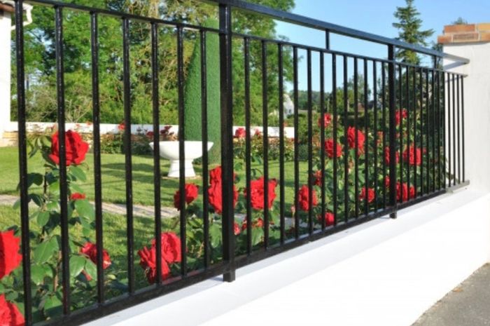 Selain Logam, 4 Material Ini Bisa Jadi Pilihan untuk Pagar Rumah - Parapuan