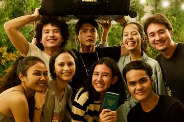 Para pemain Penyalin Cahaya bersama sutradara Wregas Bhanuteja berkumpul sebelum keberangkatan ke Korsel.