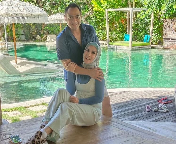 Pasangan Venna Melinda dan Ferry Irawan kini tengah mempersiapkan pernikahan mereka. Keduanya terbang ke Bali untuk foto prewedding.
