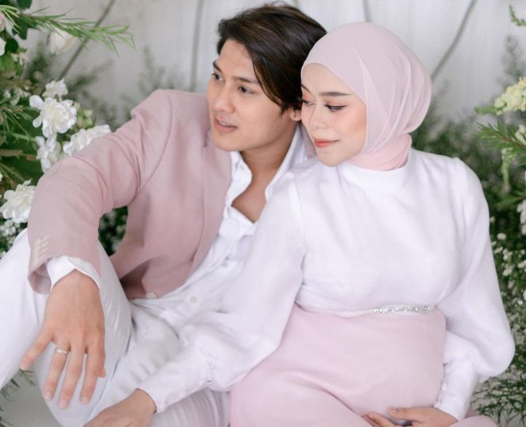Pasangan Lesti Kejora dan Rizky Billar kini telah berbahagia atas kelahiran anak pertama mereka. Billar pun membuat puisi untuk sang anak.