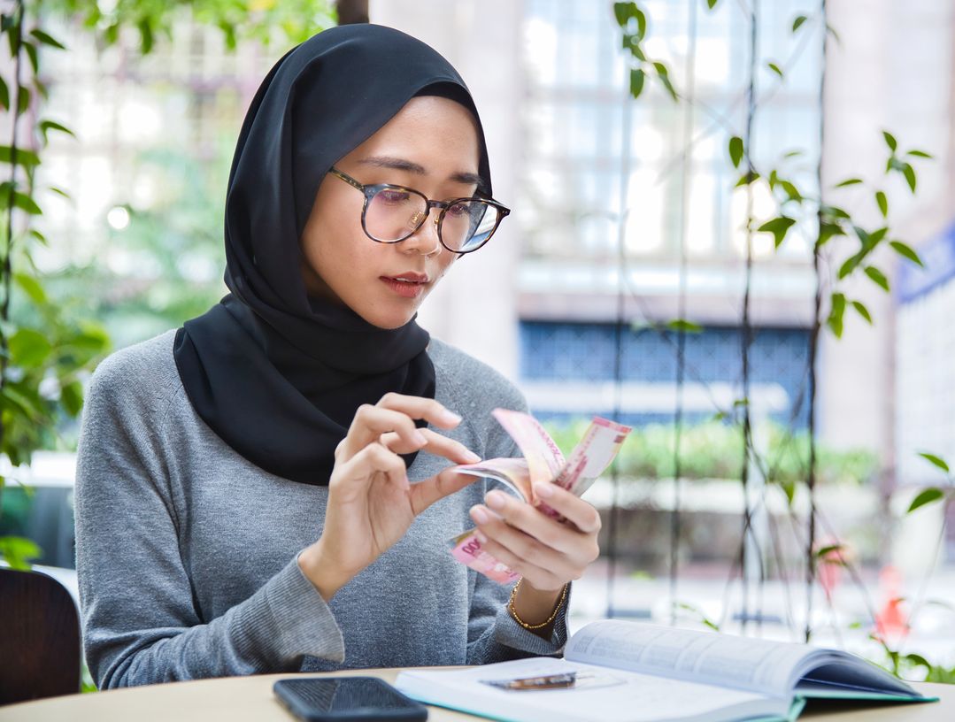 Pelamar lowongan kerja perlu tahu, begini tips menjawab pertanyaan seputar gaji saat wawancara. Kuncinya tetap realistis!