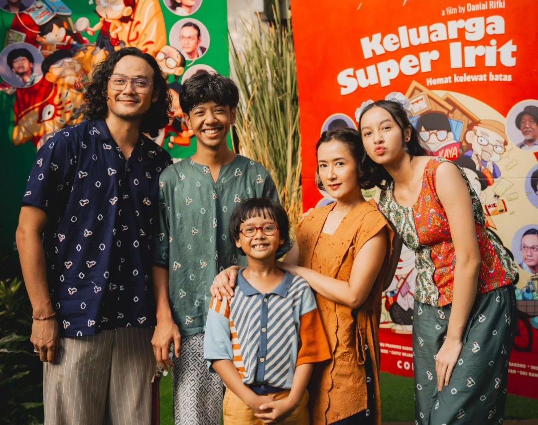 Film Keluarga Super Irit yang dibintangi Dwi Sasono sekeluarga sedang syuting, ternyata diambil dari sinopsis buku.