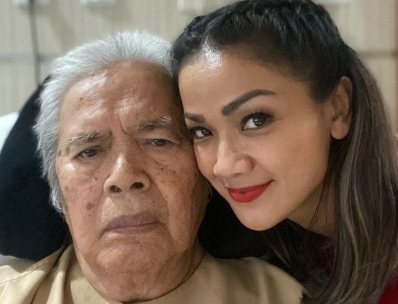 Ayah Nirina Zubir meninggal dunia pada Kamis (23/12/2021) dan dimakamkan satu liang lahad dengan ibunda mendiang.