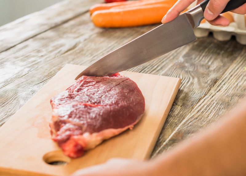 Hari Raya Iduladha identik dengan makanan berbahan daging, simak cara mengasah pisau untuk memotong daging berikut ini!