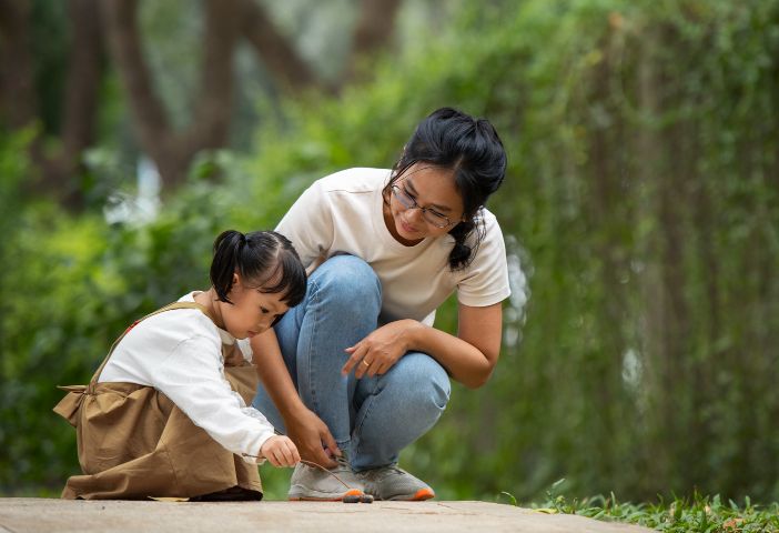 Kawan Puan, kenali apa itu free-range parenting yang memberikan kebebasan pada anak untuk berkegiatan. Simak ciri-cirinya!