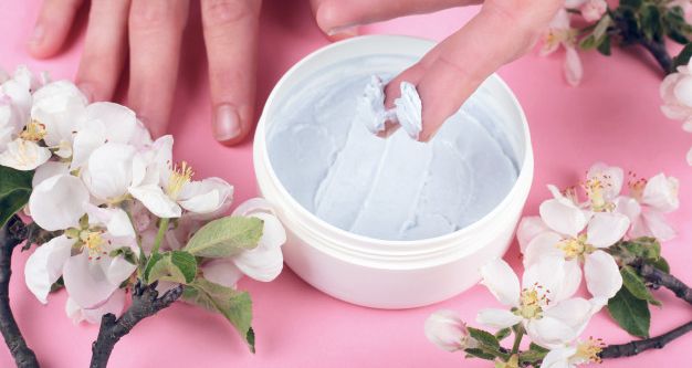 Body scrub menjadi salah satu perawatan kulit yang penting untuk mengangkat sel kulit mati. Simak rekomendasi body scrub untuk kulit kering ini yuk!