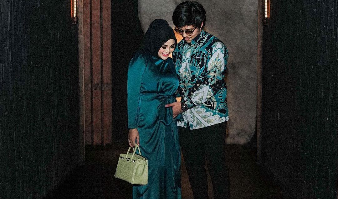 Kabar bahagia, Aurel Hermansyah dan Atta Halilintar segera menyambut kehadiran anak keduanya. Unggahan di medsos dibanjiri oleh ucapan selamat.