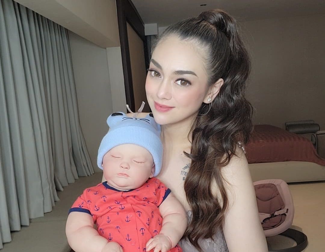 Celine Evangelista mengaku spirit doll yang dimilikinya tidak mempunyai arwah seperti tren di kalangan selebriti saat ini.