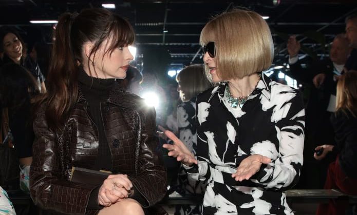 Intip gaya Anne Hathaway di New York Fashion Week yang bergaya ikonik ala karakter Andrea Sachs di film The Devil Wears Prada.