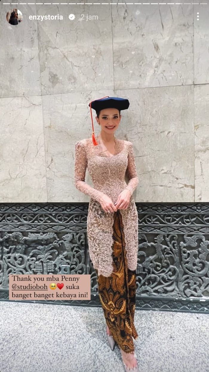Bedah gaya Enzy Storia saat wisuda di JCC pada Sabtu 18 November 2023