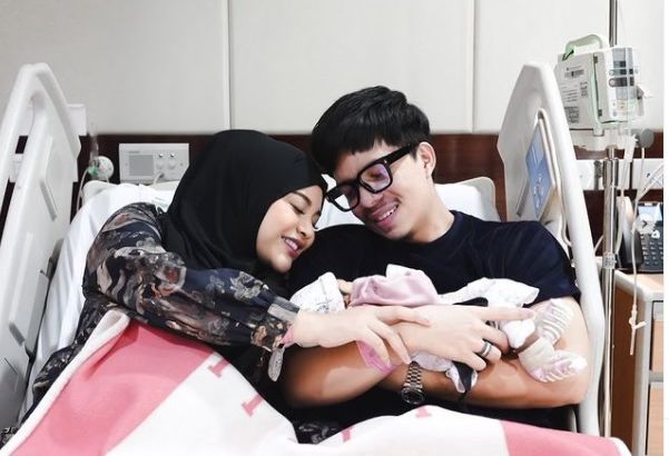 Nama anak Atta Halilintar dan Aurel Hermansyah akhirnya diumumkan. Instagramnya langsung banjir followers, tengok potret pertama Baby A.