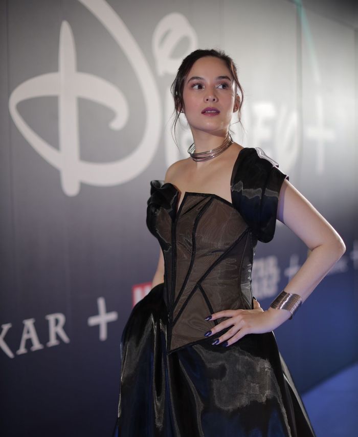 Gaya Chelsea Islan di blue carpet Disney Content Showcase 2022.