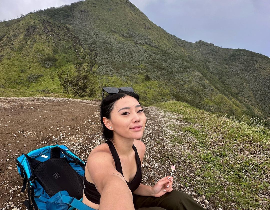 Berikut ini 5 tips mendaki gunung seperti Wendy Walters yang viral di TikTok, salah satunya bawa obat pribadi