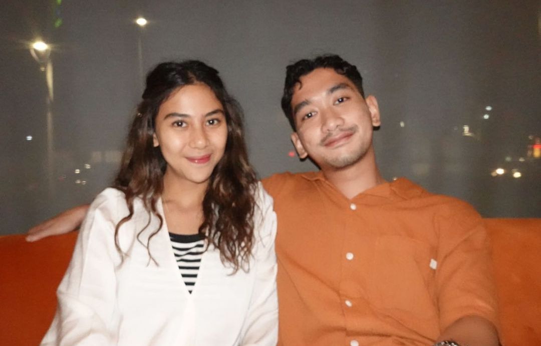 Adinda Thomas, pemeran Widya di KKN di Desa Penari resmi dilamar oleh sang kekasih. Intip potret kebahagiannya.