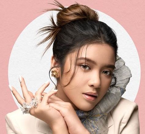 Penyanyi kebanggaan Indonesia, Tiara Andini, baru saja merilis album debut terbarunya berjudul Tiara Andini. Tiara juga menghadirkan tiga lagu baru. 