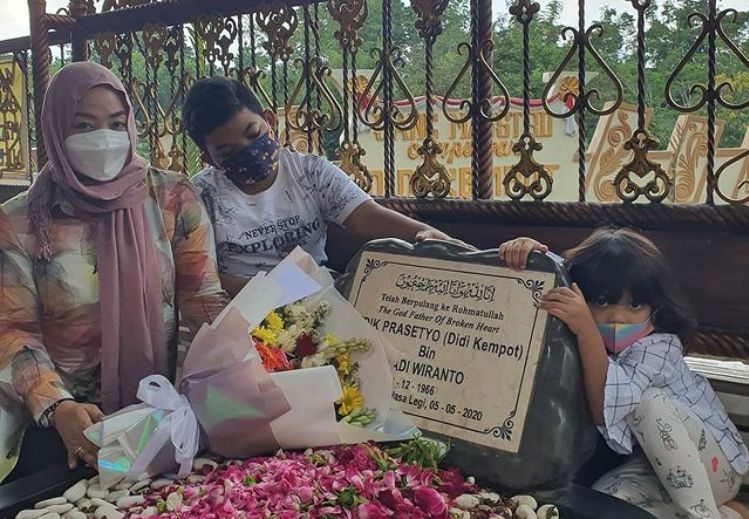 Putri bungsu Didi Kempot itu menanyakan suatu hal terkait sang ayah yang membuat hati Yan Vellia mencelos.