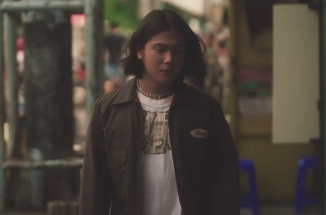 Aktor Iqbaal Ramadhan berperan menjadi Ariel NOAH dalam remake video musik Yang Terdalam. Seperti apa penampilan Iqbaal dalam video musik itu?